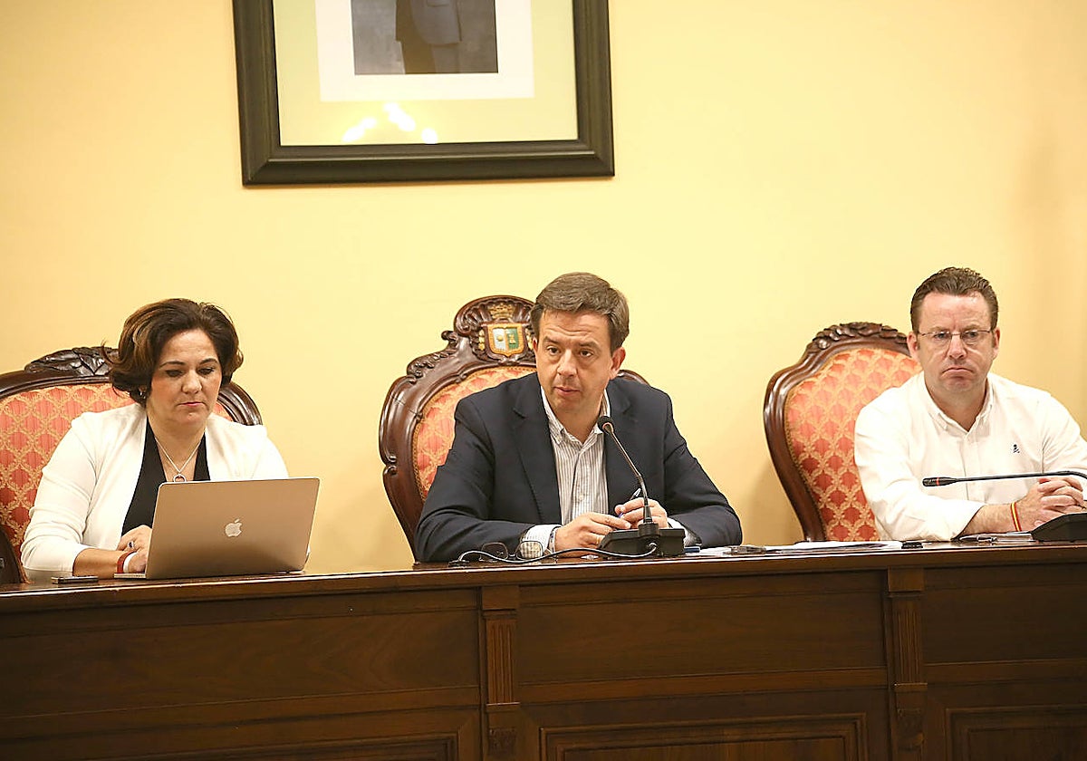 El alcalde, Aurelio Fernández, en la junta general de Aguas de Lucena