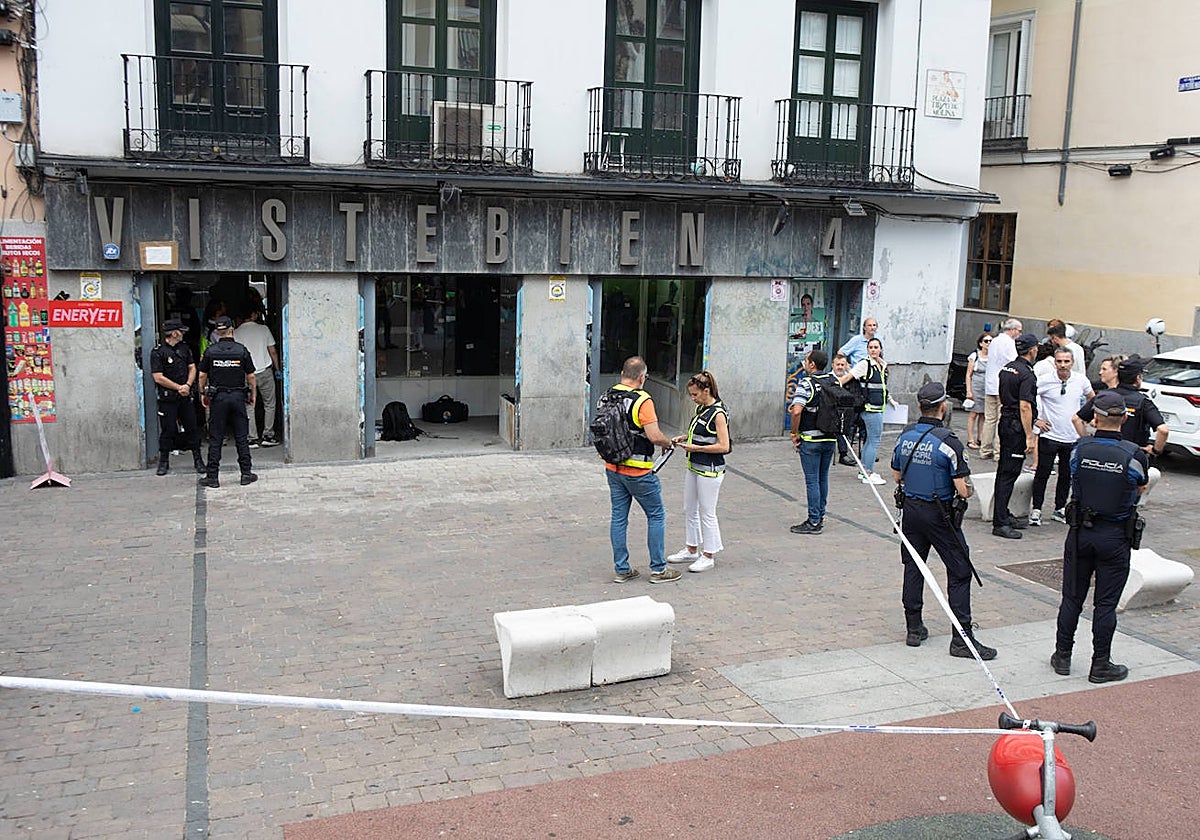 El exterior de la tienda de Tirso de Molina en la que se ha producido el crimen, acordonado