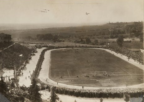 Imagen secundaria 1 - Arriba, entrenamiento de los jugadores del Atlhetic Club de Madrid en el Metropolitano en 1931. Abajo, izquierda, vista general del Stadium Metropolitano el 15 de mayo de 1929, fecha del primer partido España-Inglaterra. Derecha, aficionados en el Estadio de Chamartín, vitoreando el tercer gol del Real Madrid al Atlético Aviación, en marzo de 1945.