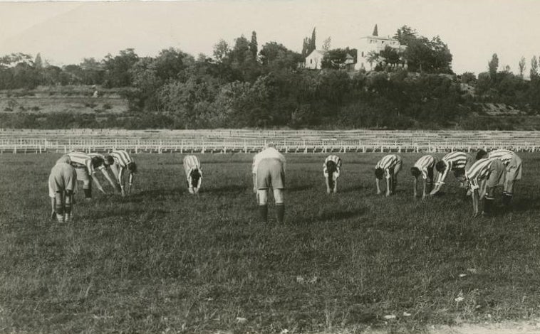 Imagen principal - Arriba, entrenamiento de los jugadores del Atlhetic Club de Madrid en el Metropolitano en 1931. Abajo, izquierda, vista general del Stadium Metropolitano el 15 de mayo de 1929, fecha del primer partido España-Inglaterra. Derecha, aficionados en el Estadio de Chamartín, vitoreando el tercer gol del Real Madrid al Atlético Aviación, en marzo de 1945.