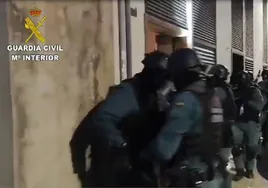 Detienen a dos hombres por robar en seis viviendas mediante la «llave de falsa impresión» en Valencia