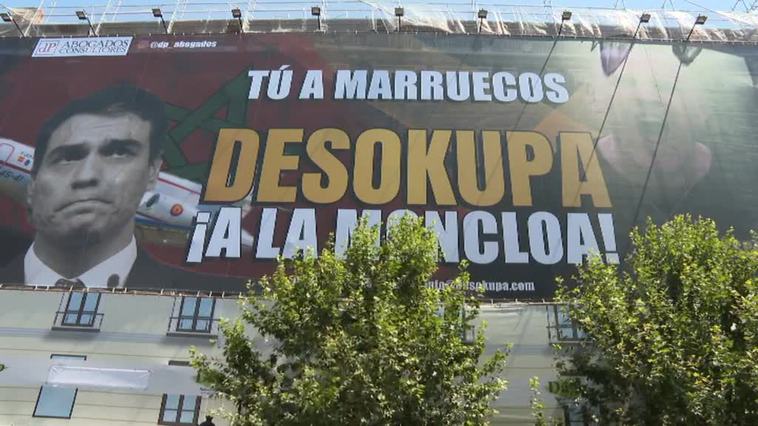 La polémica empresa Desokupa cuelga una lona en Madrid contra el Gobierno de Sánchez: "Tú a Marruecos, Desokupa a la Moncloa"