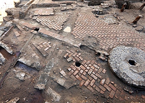 Imagen secundaria 1 - Este martes comienzan las visitas guiadas a las excavaciones arqueológicas en la plaza del Corral de Don Diego
