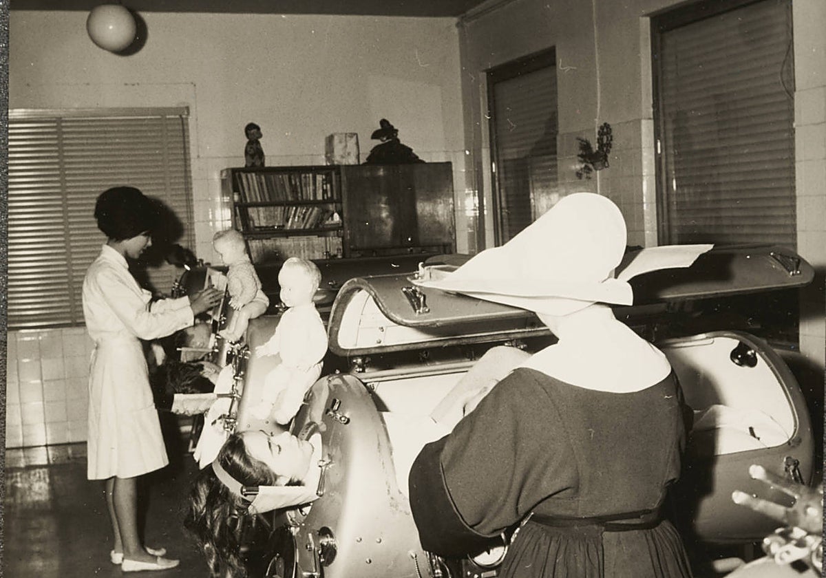 Sala de pulmones de acero del Hospital del Niño Jesús, en los años 50. Los niños tenían junto a ellos a sus muñecos
