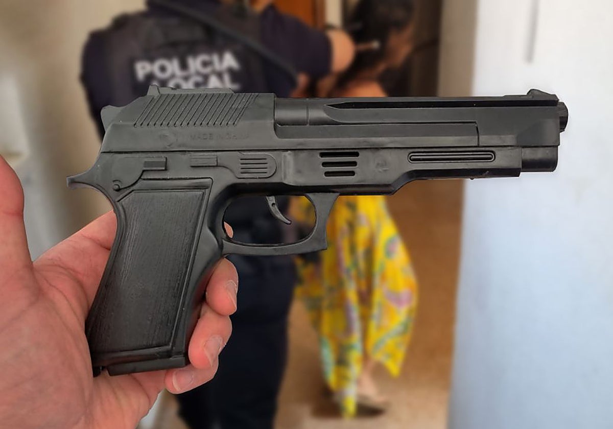 Imagen de la pistola simulada requisada a una mujer en Elche