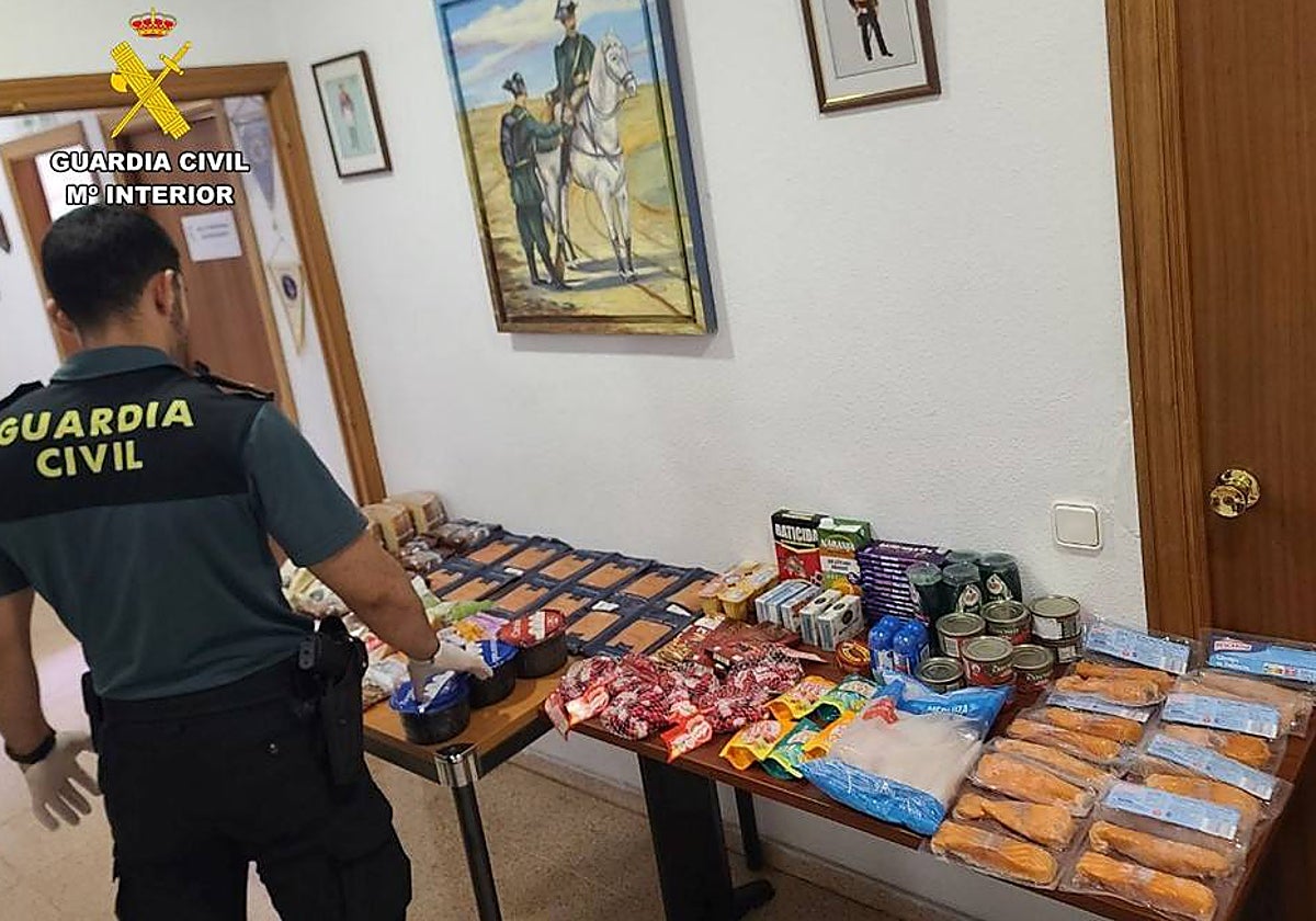 Imagen del lote de efectos sustraídos por los presuntos ladrones en dependencias de la Guardia Civil