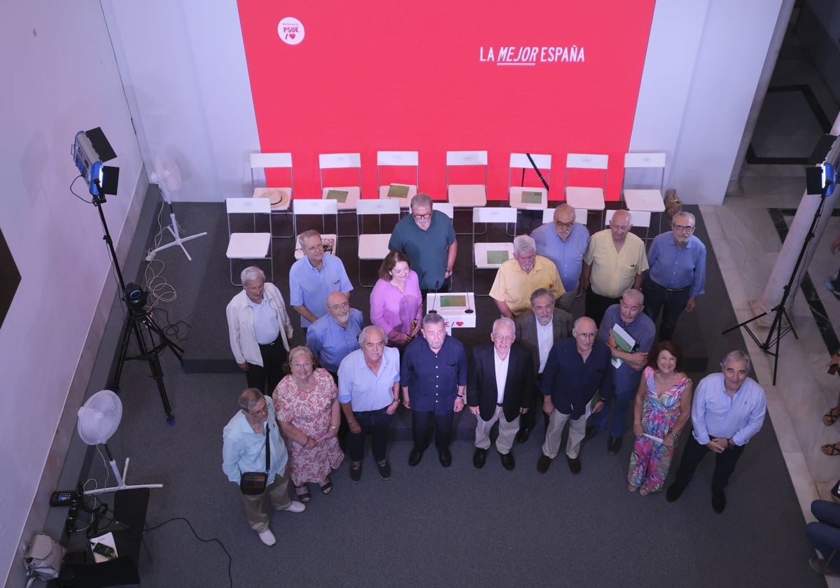 Veteranos del PSOE andaluz, este martes en la presentación del manifiesto de apoyo a Sánchez en la sede regional