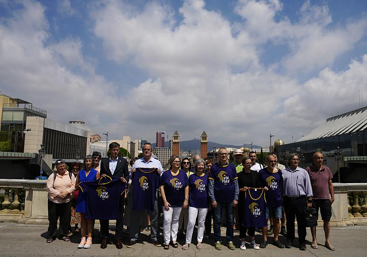 Dolors Feliu y los responsables de la ANC que organizan la Diada de este año, ayer, con las torres venecianas de la plaza de España de Barcelona al fondo