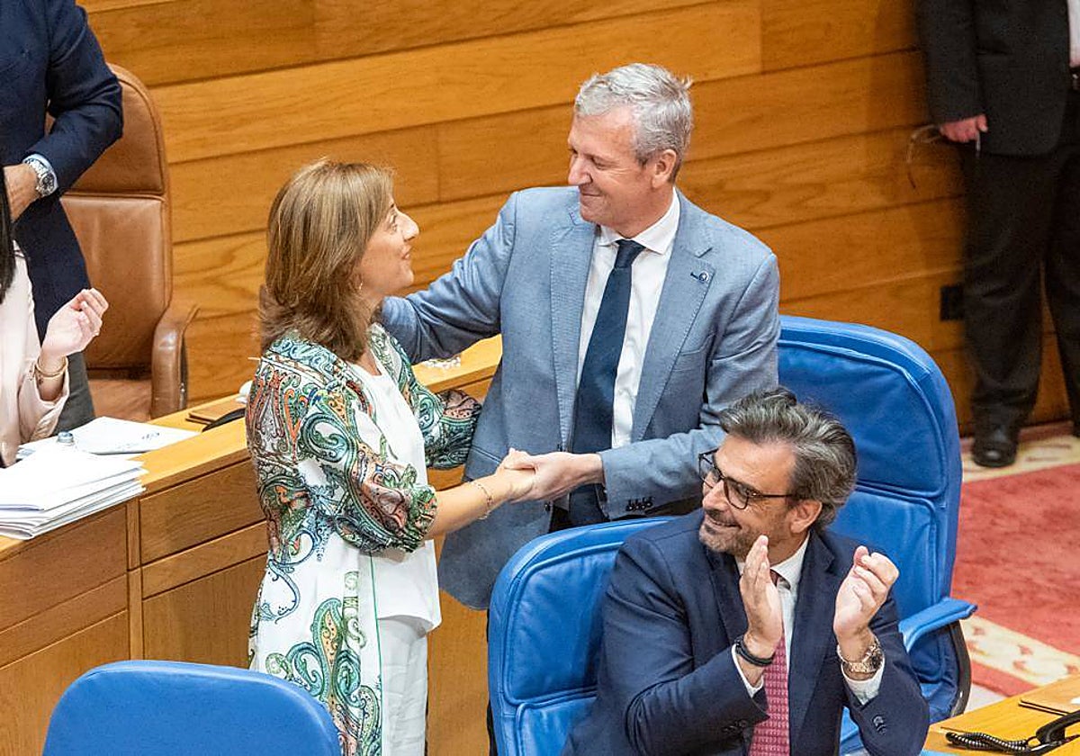 Rueda saluda a la conselleira del ramo, este martes en el pleno del Parlamento