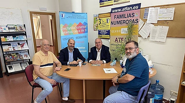Vicente Tirado y José Manuel Velasco, con los representantes de las familias numerosas