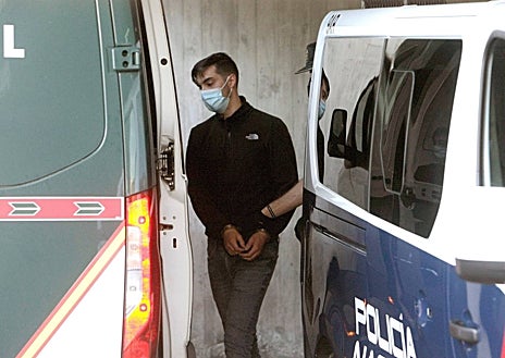 Imagen secundaria 1 - Arriba y a la izquierda, dos de los acusados por la brutal paliza, en los juzgados de La Coruña. Derecha. una imagen de Samuel, de 21 años, auxiliar de enfermería que aquella noche estaba de fiesta con unas amigas cuando un grupo de jóvenes lo agredió sin apenas mediar palabra en plena calle