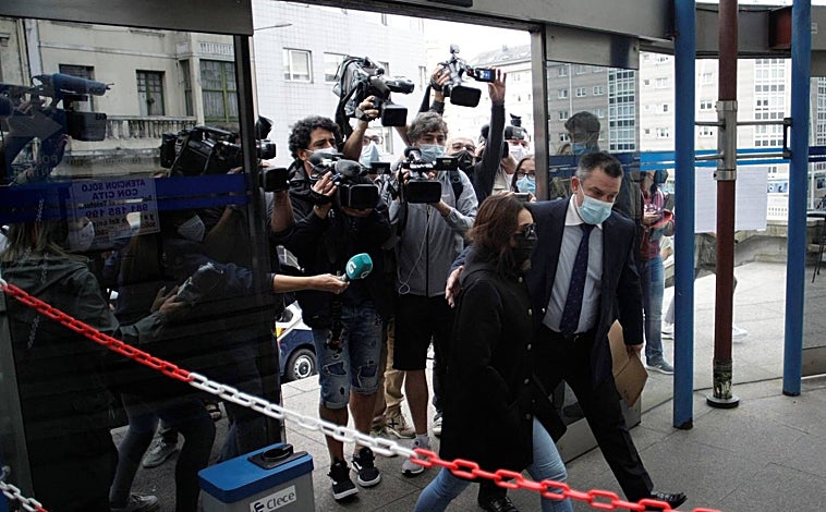 Imagen principal - Arriba y a la izquierda, dos de los acusados por la brutal paliza, en los juzgados de La Coruña. Derecha. una imagen de Samuel, de 21 años, auxiliar de enfermería que aquella noche estaba de fiesta con unas amigas cuando un grupo de jóvenes lo agredió sin apenas mediar palabra en plena calle