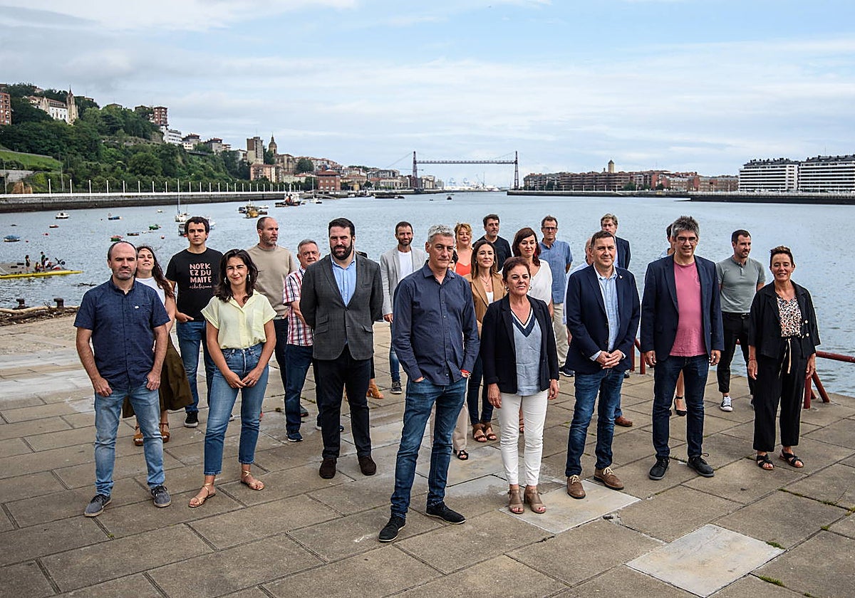 Mertxe Aizpurua y Oskar Matute han acompañado a Otegi en la presentación de la campaña electoral