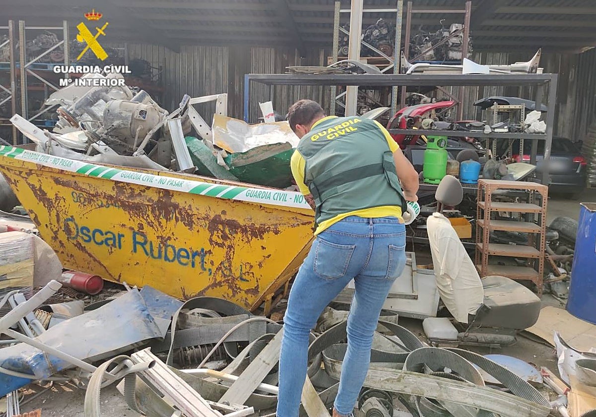 Imagen de la Guardia Civil recuperando uno de los contenedores sustraídos