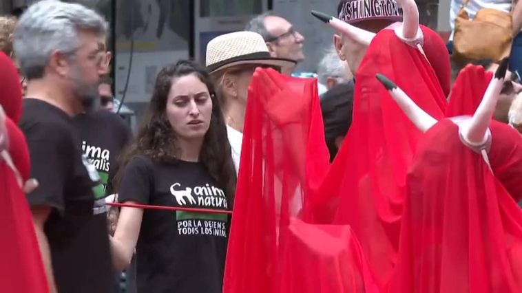 Activistas de AnimaNaturalis y PETA protestan en Pamplona contra el maltrato animal en San Fermín