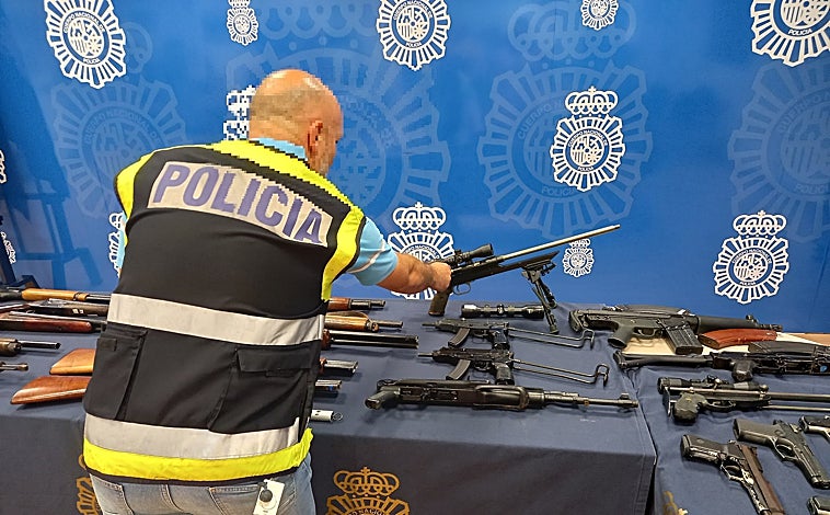 Imagen principal - El arsenal tenía ropa para cometer delitos, subfusiles con mira telescópica y abundante munición para cargar las armas. 