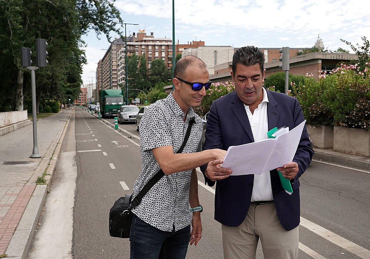 El concejal de Tráfico y Movilidad del Ayuntamiento de Valladolid, Alberto Gutiérrez Alberca, revisa los planes para la modificación del carril bici del paseo de Isabel la Católica
