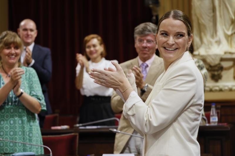 Marga Prohens tras su discurso durante la sesión de investidura en el Parlament en Palma de Mallorca este lunes