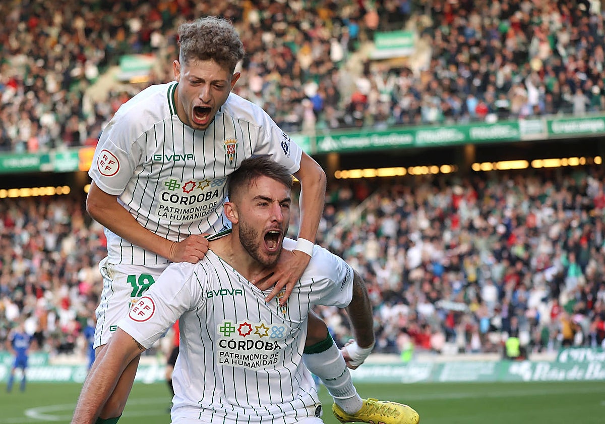 Simo festeja un gol junto a Antonio Casas