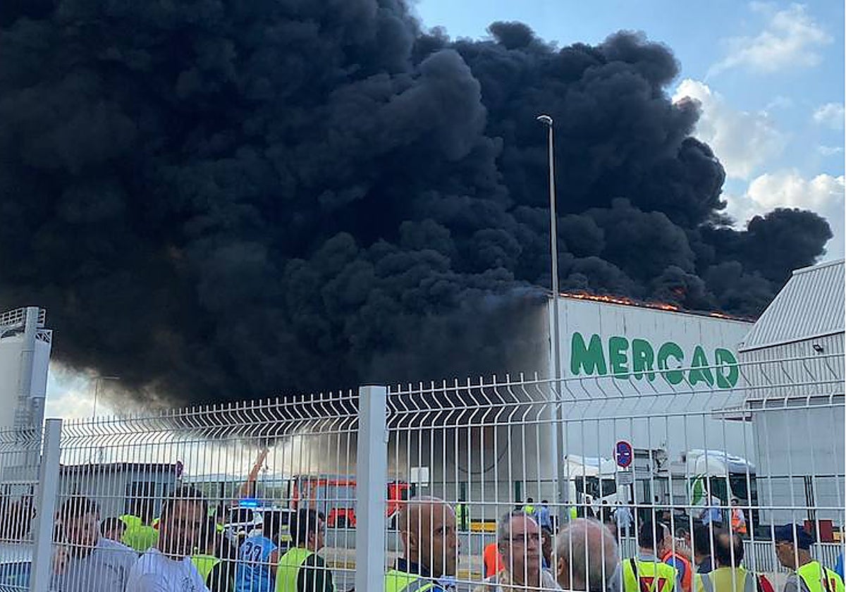 Imagen del incendio declarado este miércoles en una nave de Mercadona en Valencia