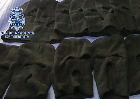 Imagen secundaria 1 - El arsenal tenía ropa para cometer delitos, subfusiles con mira telescópica y abundante munición para cargar las armas. 