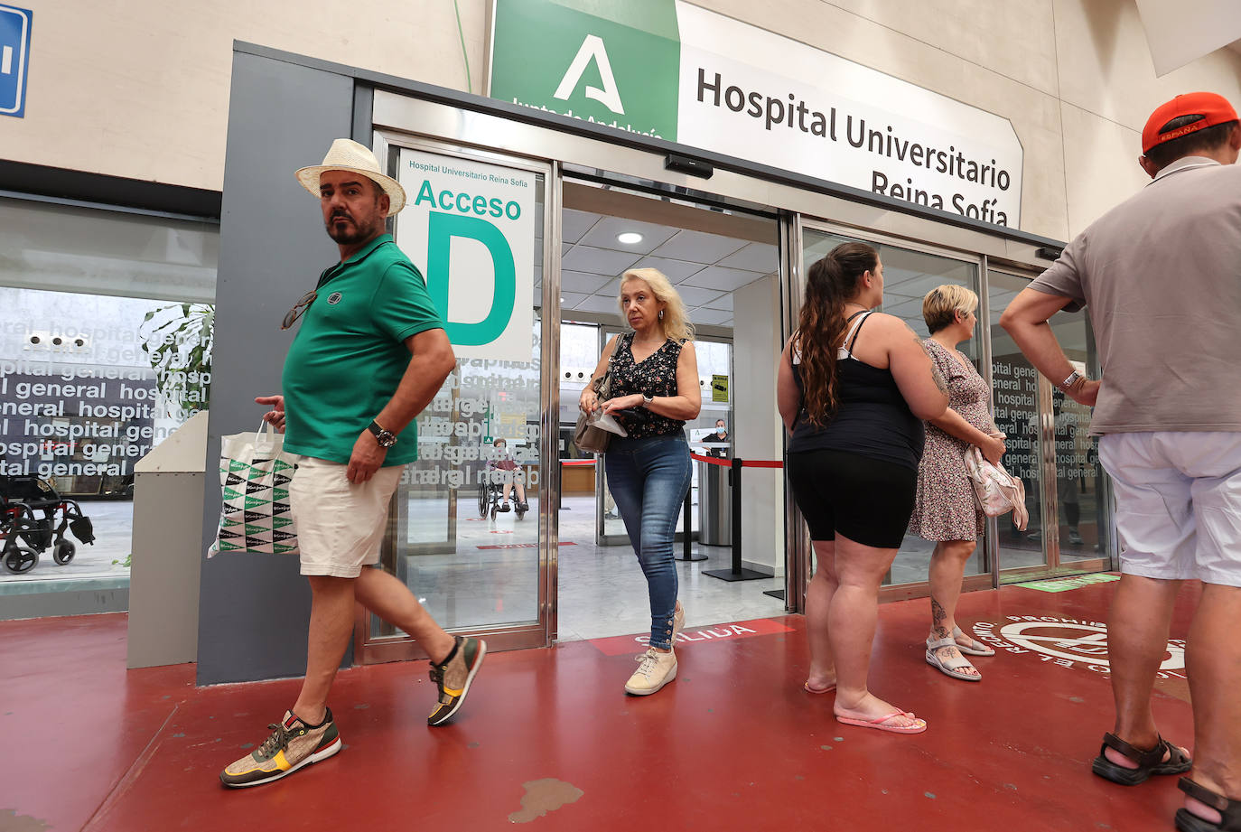 El final de la mascarilla obligatoria en los centros sanitarios de Córdoba, en imágenes