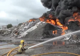 Los bomberos piden el confinamiento de parte de Sabadell por el incendio en una planta de reciclaje