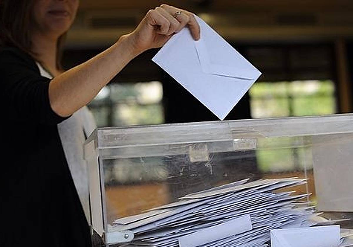 Una mujer deposita su voto en una urna