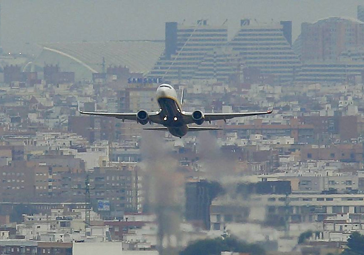 Imagen de archivo de una avión sobrevolando la ciudad de Valencia