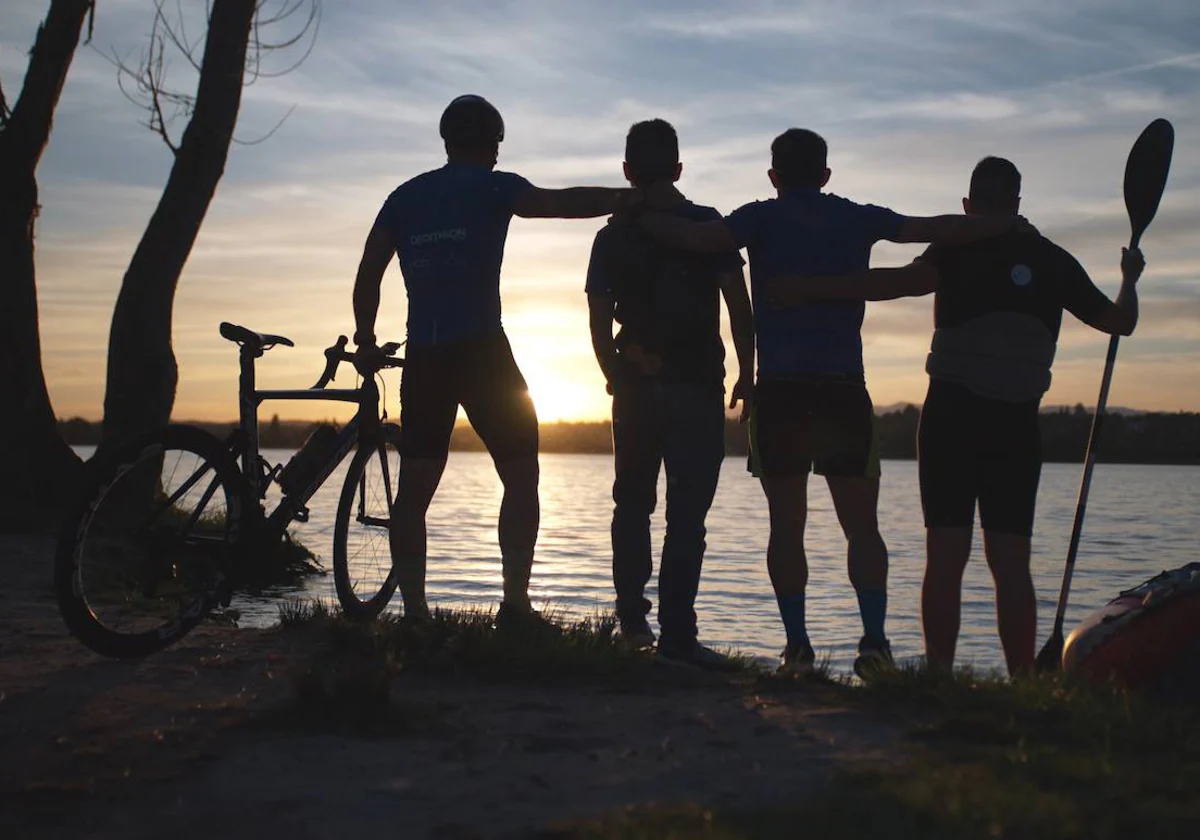 Cuatro amigos frente a un lago