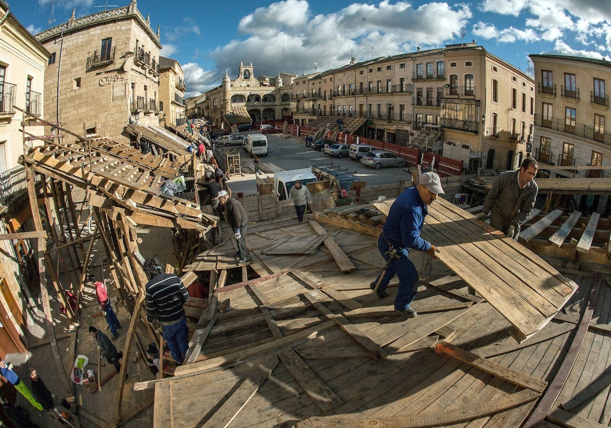 Montaje del coso taurino en Ciudad Rodrigo (Salamanca) para la celebración del Carnaval del Toro