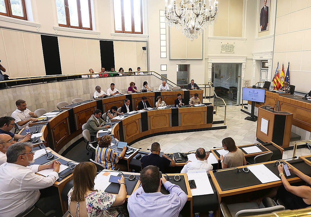 Imagen tomada este jueves en el pleno de la Diputación de Alicante
