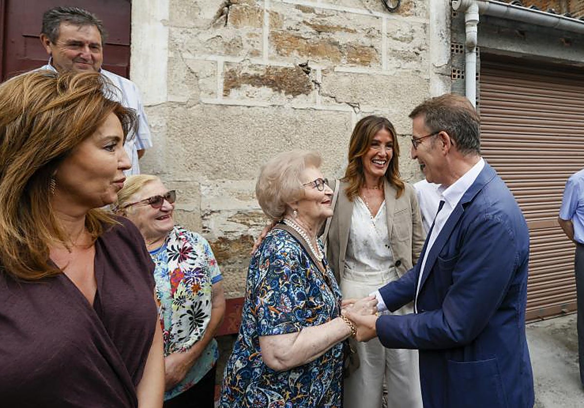 Alberto Núñez Feijóo saluda a su madre Sira en presencia de su hermana y su pareja