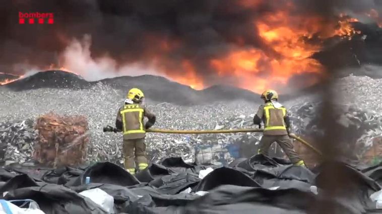 Un incendio en una nave con ropa y papel deja una gran columna de humo en Sabadell