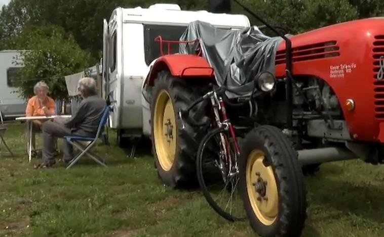 La Guardia Civil retiene en Bergondo a un matrimonio que recorría Europa en una caravana remolcada por un tractor