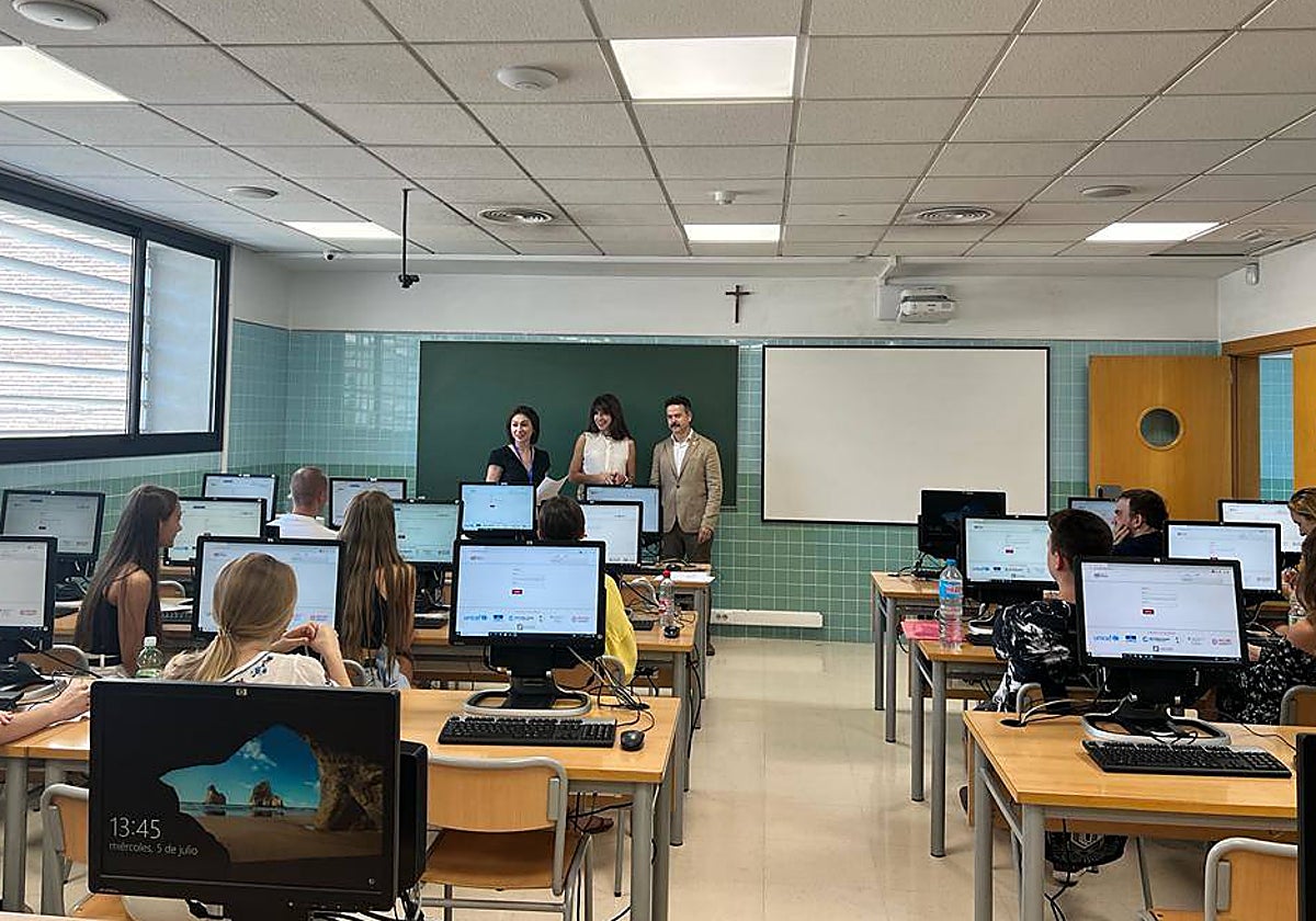 Imagen de estudiantes ucranianos realizando las pruebas de acceso al sistema de estudios de su país en la UCV