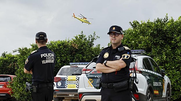 Imagen de dos policías locales en el lugar de la explosión de una pirotecnia de Vilamarxant