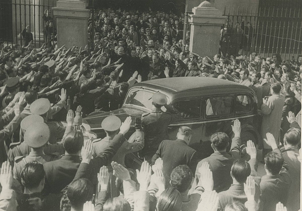 El saludo del "Cara al sol" por miembros de la Falange