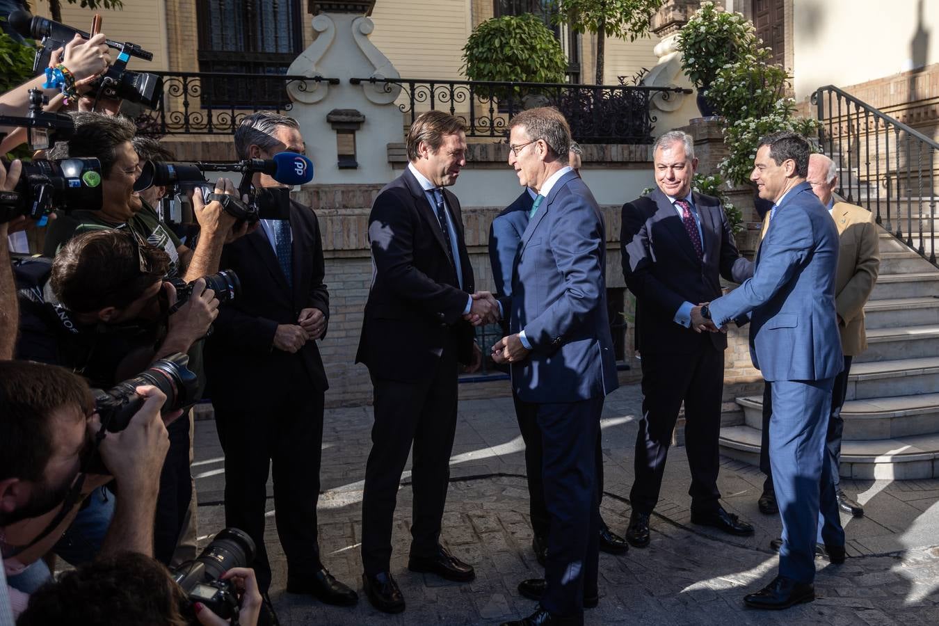 El candidato popular a la presidencia del Gobierno, Alberto Núñez Feijóo, este viernes en un acto en Sevilla con el presidente de la Junta, Juanma Moreno