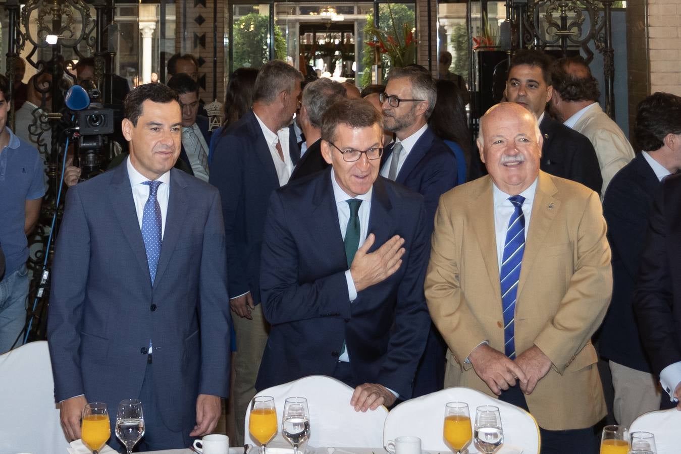 El candidato popular a la presidencia del Gobierno, Alberto Núñez Feijóo, este viernes en un acto en Sevilla con el presidente de la Junta, Juanma Moreno