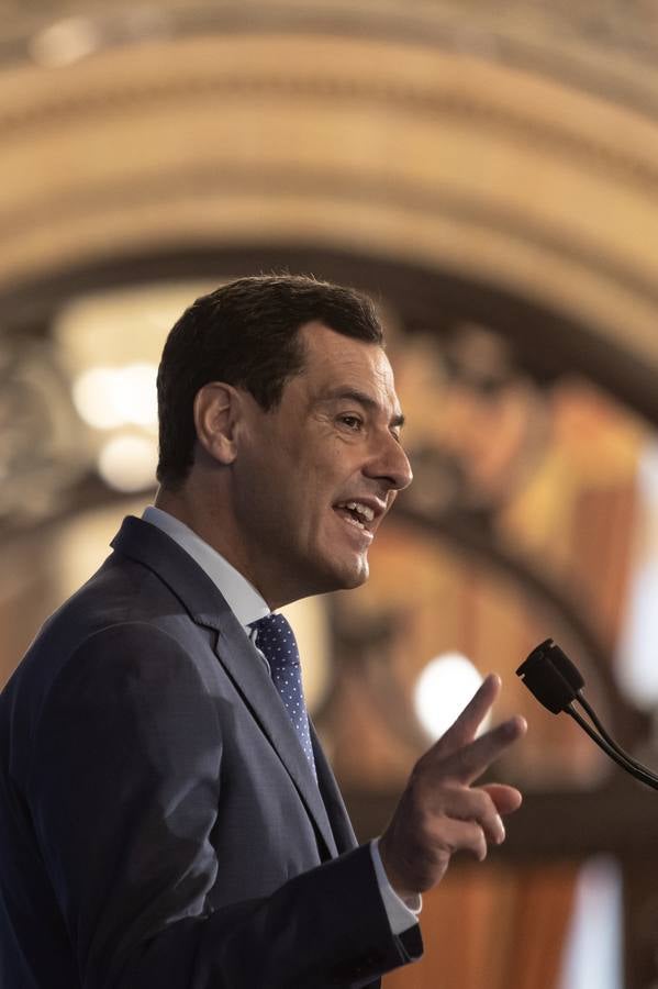 El candidato popular a la presidencia del Gobierno, Alberto Núñez Feijóo, este viernes en un acto en Sevilla con el presidente de la Junta, Juanma Moreno