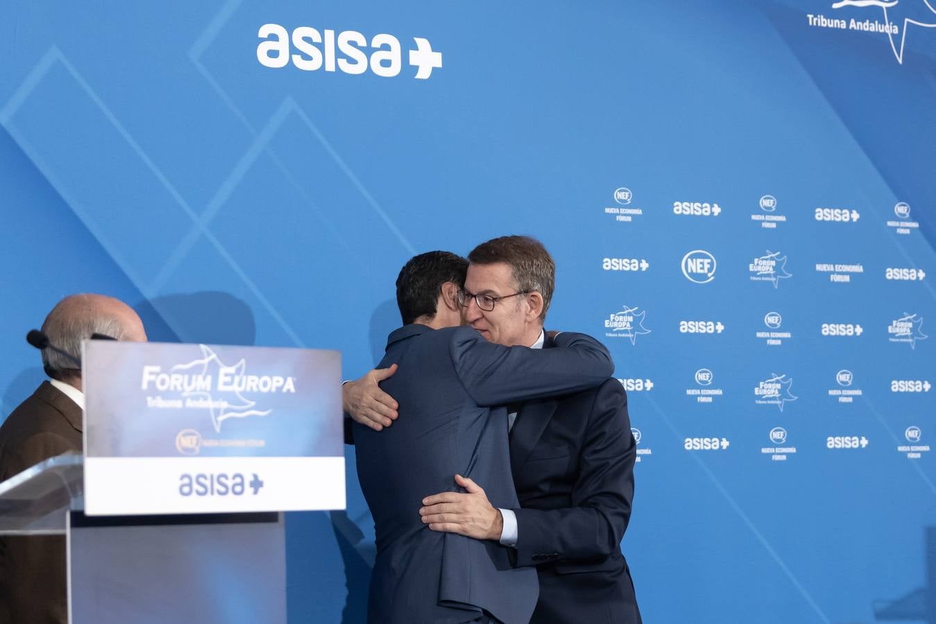 El candidato popular a la presidencia del Gobierno, Alberto Núñez Feijóo, este viernes en un acto en Sevilla con el presidente de la Junta, Juanma Moreno