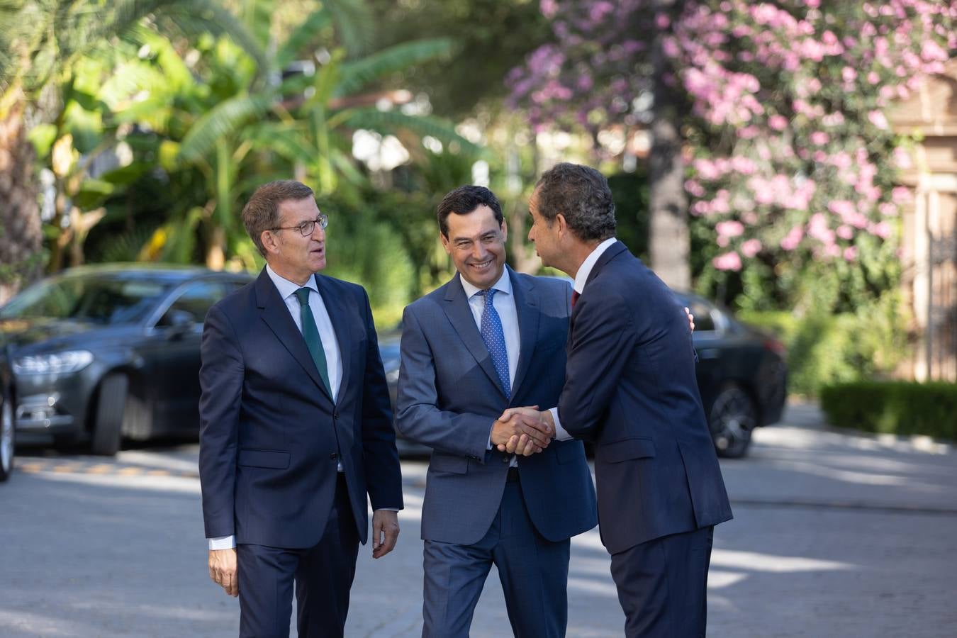 El candidato popular a la presidencia del Gobierno, Alberto Núñez Feijóo, este viernes en un acto en Sevilla con el presidente de la Junta, Juanma Moreno