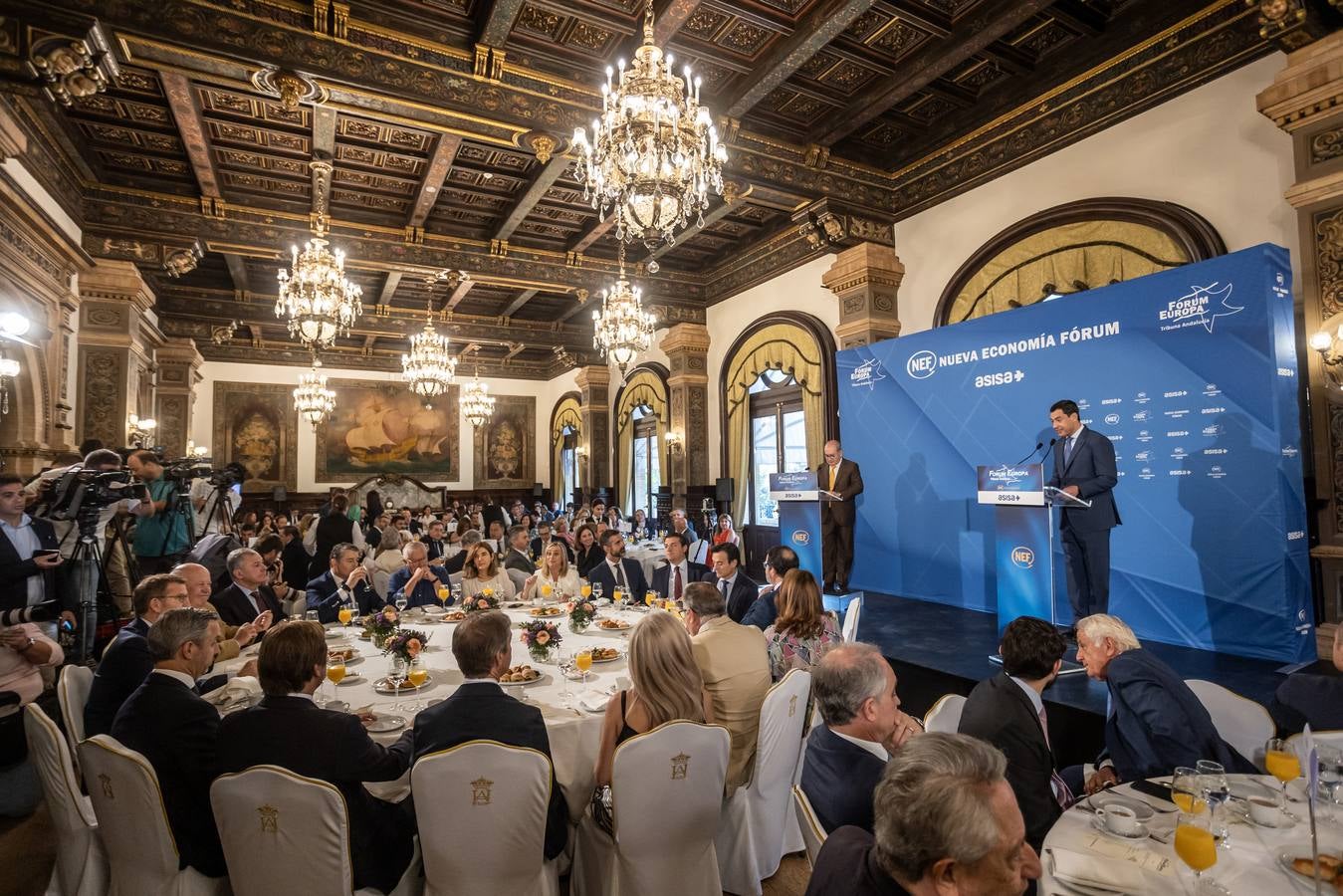 El candidato popular a la presidencia del Gobierno, Alberto Núñez Feijóo, este viernes en un acto en Sevilla con el presidente de la Junta, Juanma Moreno