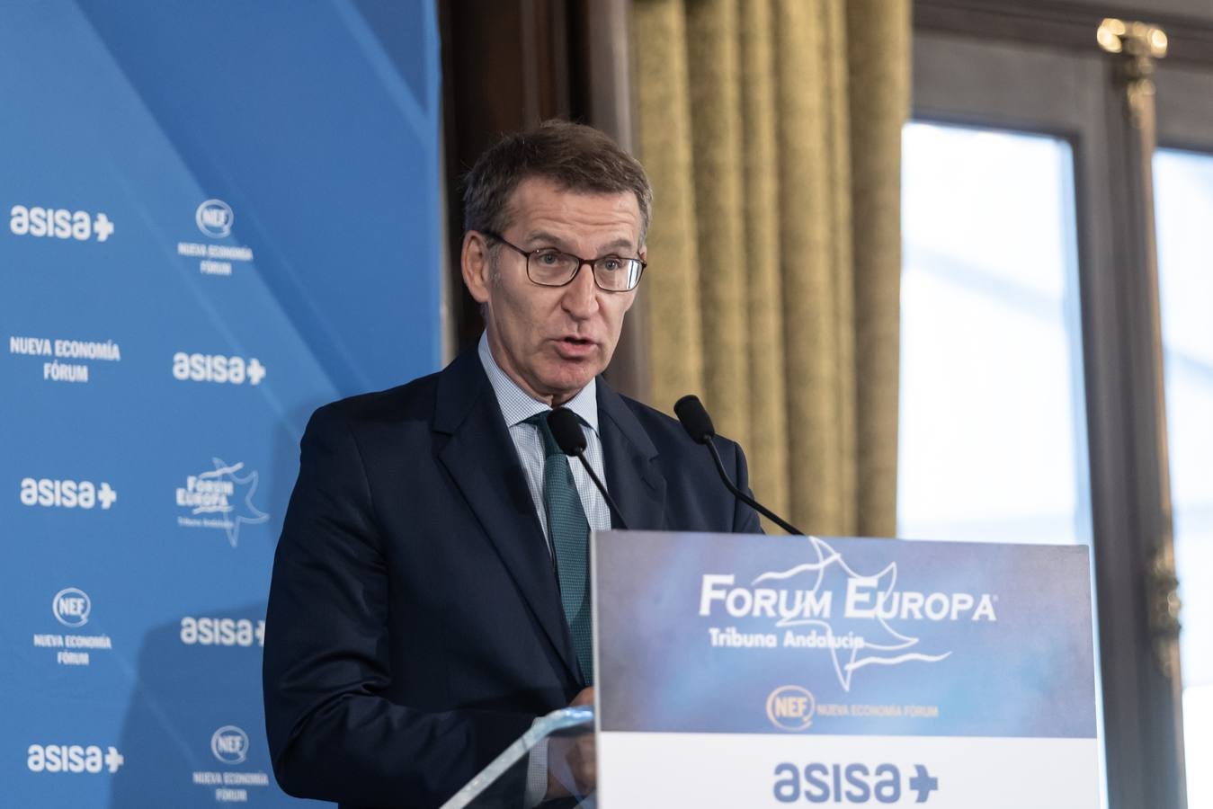 El candidato popular a la presidencia del Gobierno, Alberto Núñez Feijóo, este viernes en un acto en Sevilla con el presidente de la Junta, Juanma Moreno