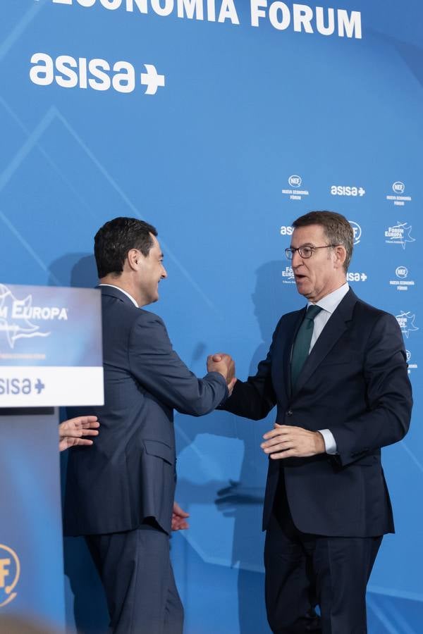 El candidato popular a la presidencia del Gobierno, Alberto Núñez Feijóo, este viernes en un acto en Sevilla con el presidente de la Junta, Juanma Moreno