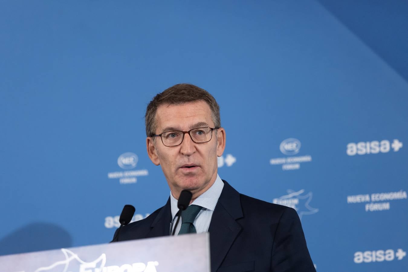 El candidato popular a la presidencia del Gobierno, Alberto Núñez Feijóo, este viernes en un acto en Sevilla con el presidente de la Junta, Juanma Moreno