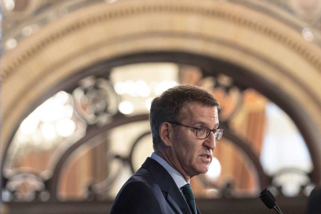 El candidato popular a la presidencia del Gobierno, Alberto Núñez Feijóo, este viernes en un acto en Sevilla con el presidente de la Junta, Juanma Moreno