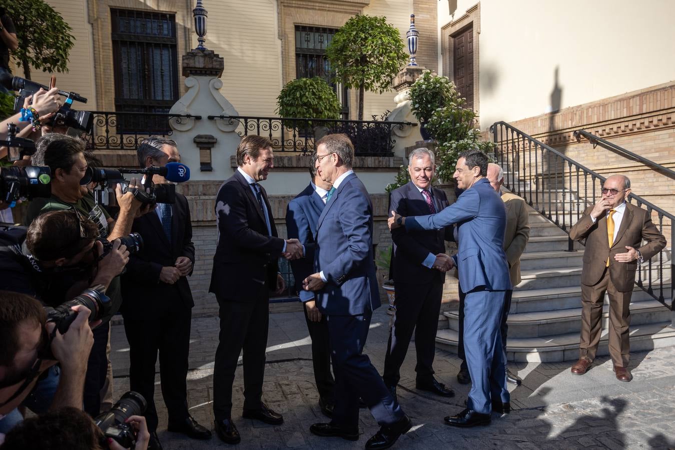 El candidato popular a la presidencia del Gobierno, Alberto Núñez Feijóo, este viernes en un acto en Sevilla con el presidente de la Junta, Juanma Moreno