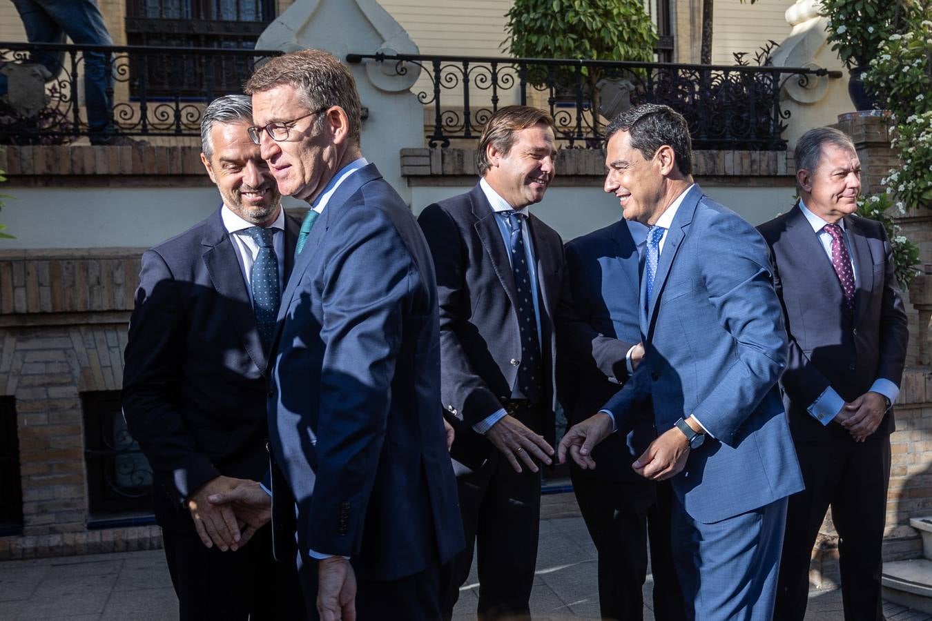 El candidato popular a la presidencia del Gobierno, Alberto Núñez Feijóo, este viernes en un acto en Sevilla con el presidente de la Junta, Juanma Moreno